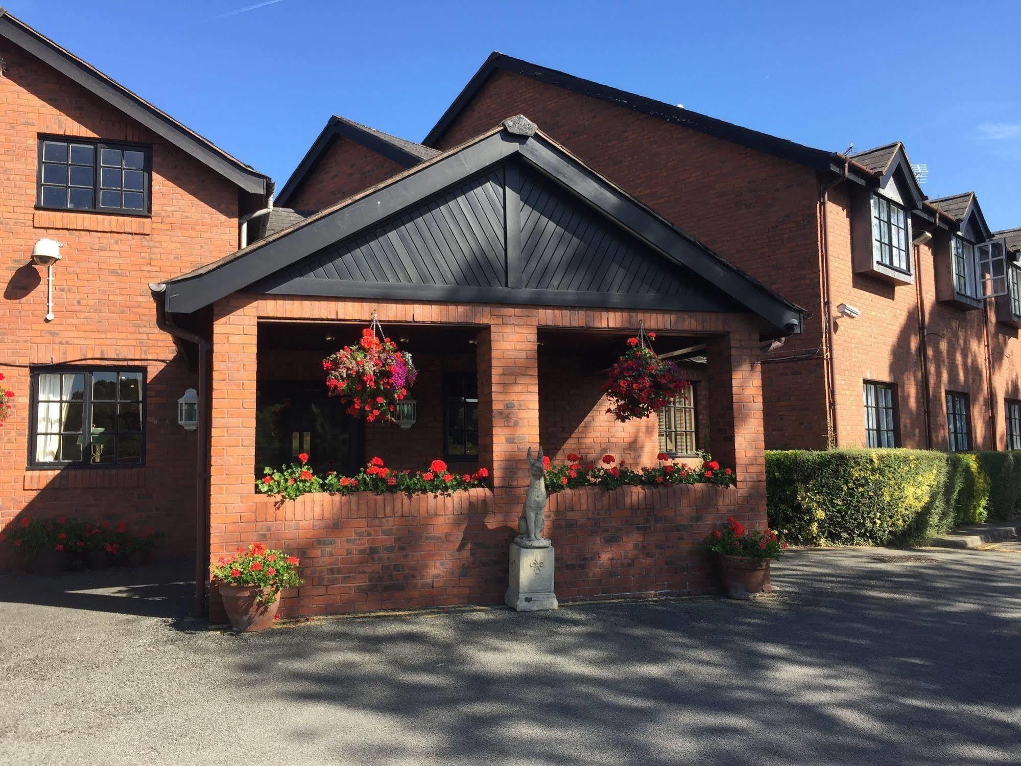 The Vicarage Hotell Holmes Chapel Exteriör bild